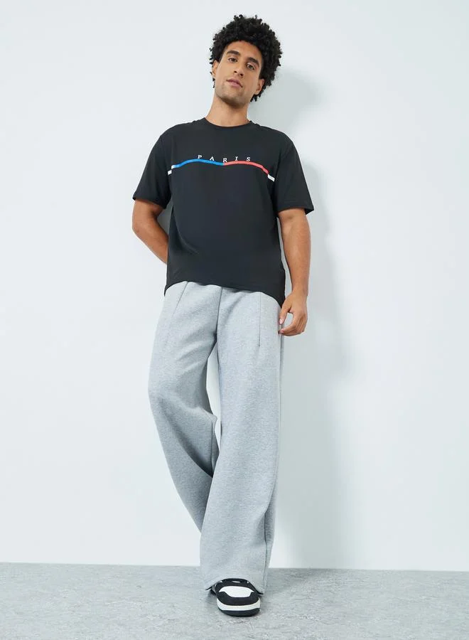 ستايلي جوغر بأرجل واسعة بتفاصيل جيب خلفي